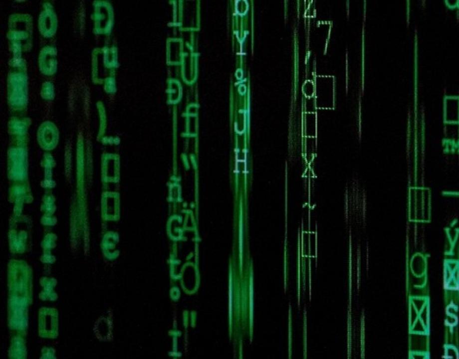 Computerscherm met codes in het groen op een zwarte achtergrond