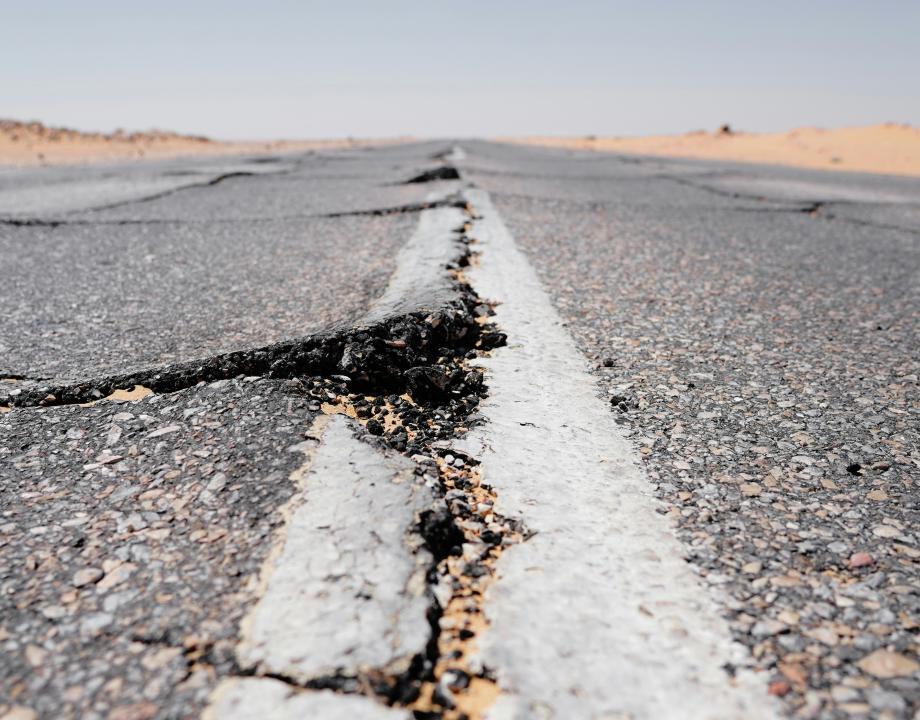 geasfalteerde weg met scheuren en breuken