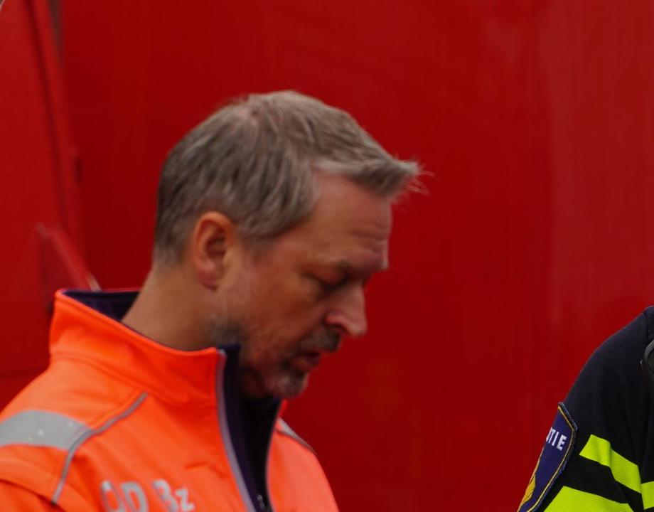 Hulpverleners van burgerzaken, politie en geeneeskundige hulpverleningin een overleg.