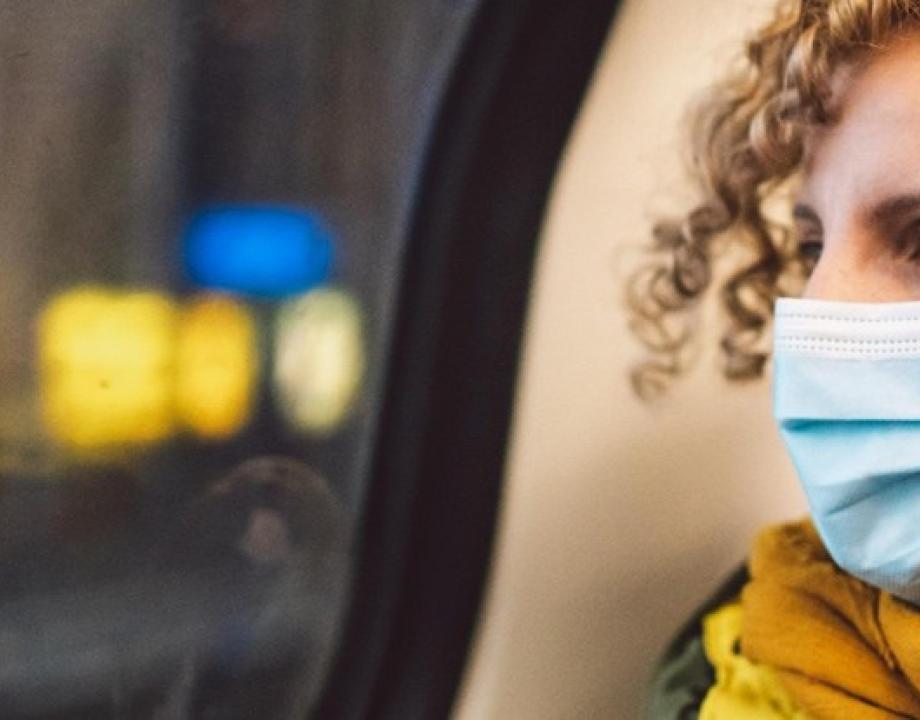 Vrouw met mondkapje