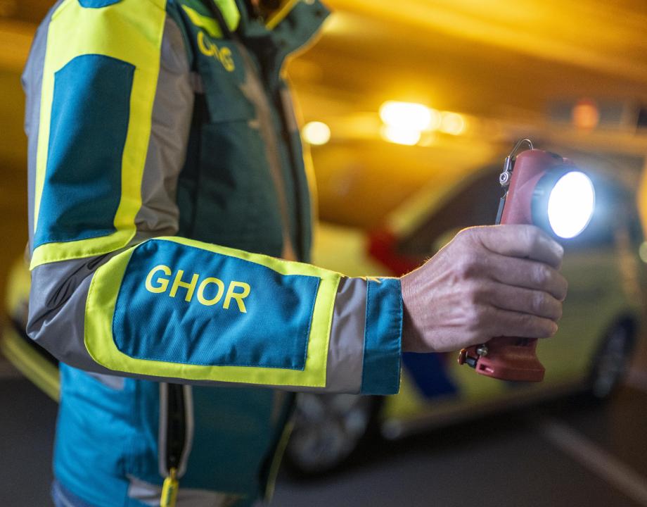Je ziet de arm van een GHOR medewerker in uniform. Op de arm staat GHOR